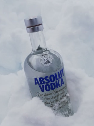 雪で冷やしているウォッカの瓶